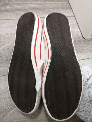 Zapatillas Blancas con Detalles Rojos