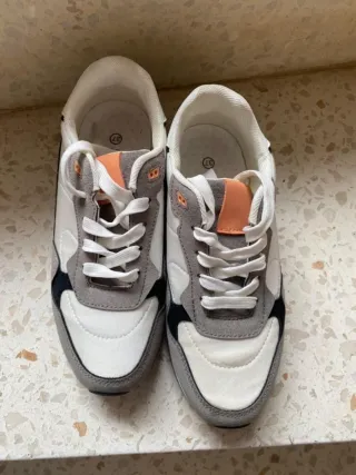 Zapatillas blancas y grises