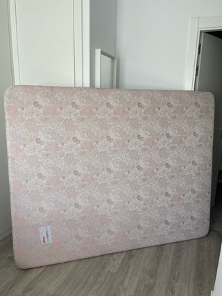 Somier tapizado de tela con patas