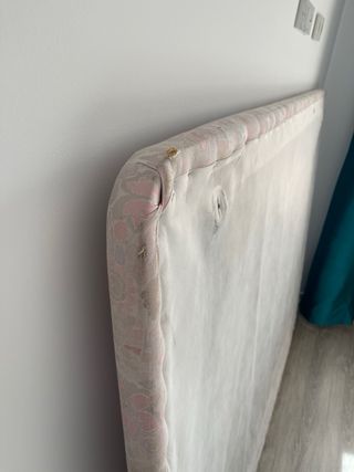 Somier tapizado de tela con patas