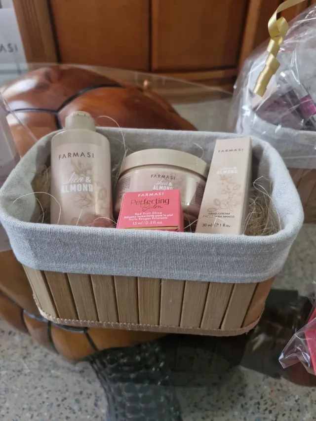 Cesta regalo Farmasi Shea & Almond