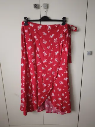 Falda larga estampada floral roja