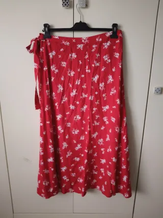 Falda larga estampada floral roja