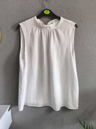 Blusa blanca sin mangas cuello alto Talla 42