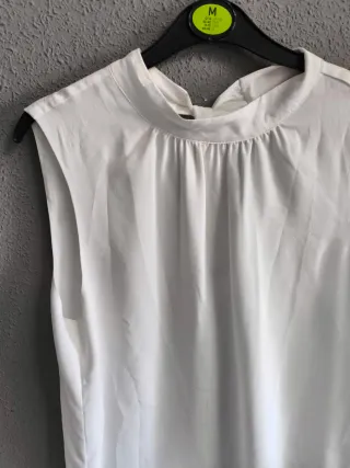 Blusa blanca sin mangas cuello alto Talla 42