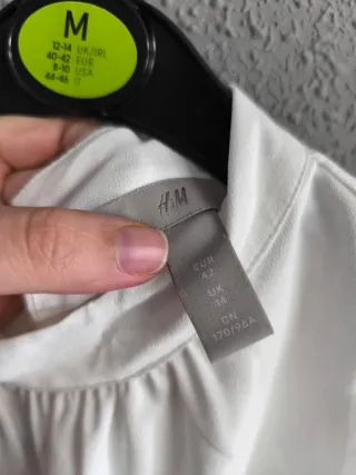 Blusa blanca sin mangas cuello alto Talla 42