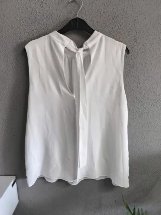 Blusa blanca sin mangas cuello alto Talla 42