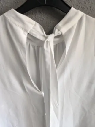 Blusa blanca sin mangas cuello alto Talla 42