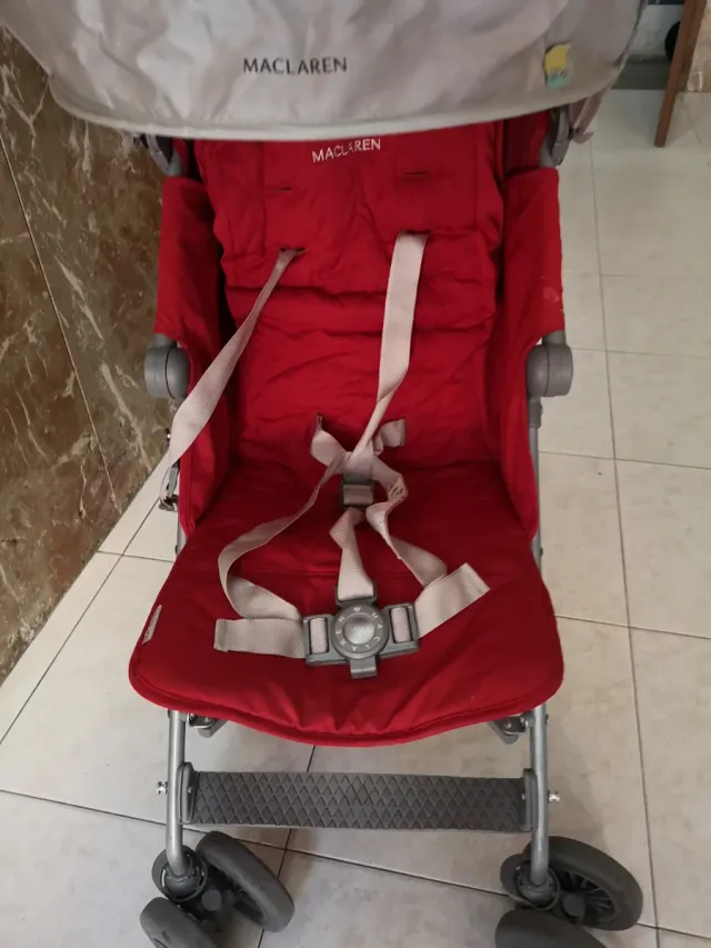 Carro de paseo Maclaren rojo