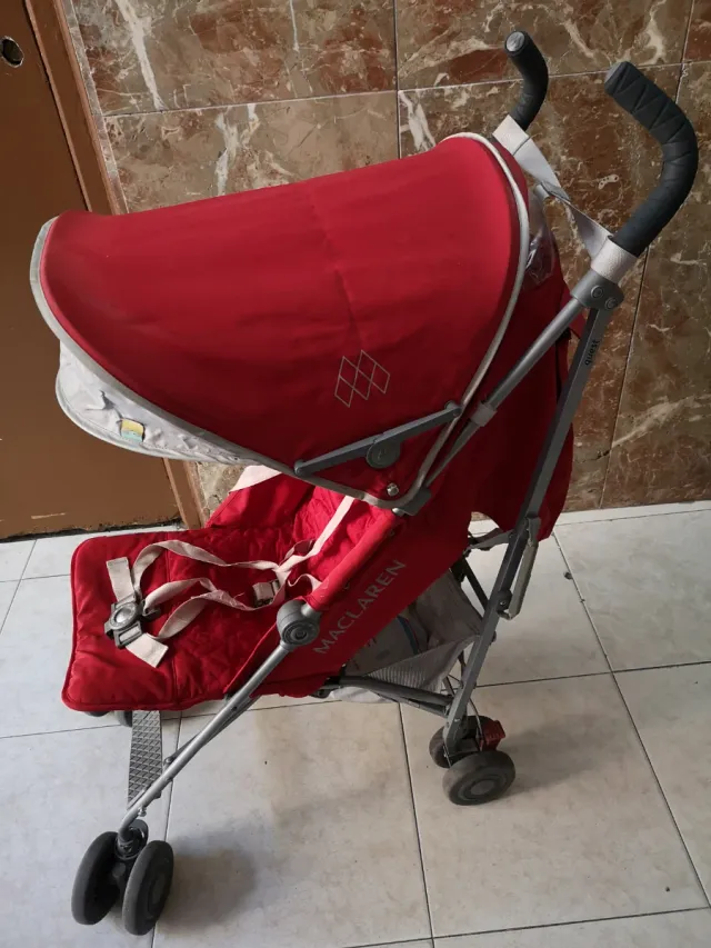 Carro de paseo Maclaren rojo