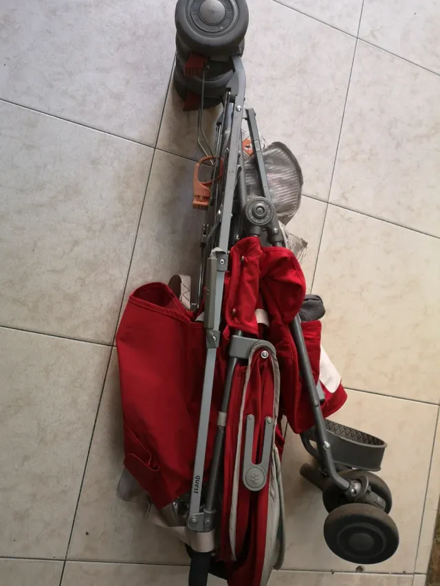 Carro de paseo Maclaren rojo