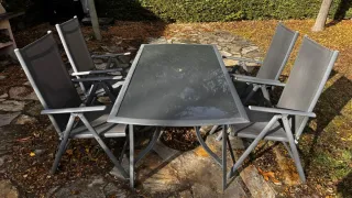 Mesa y sillas de jardín