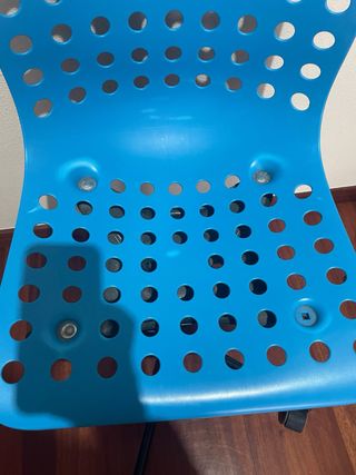 Silla Ikea azul con ruedas