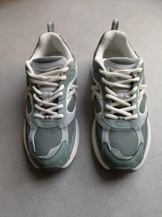 Zapatillas deportivas Kelme grises y verdes