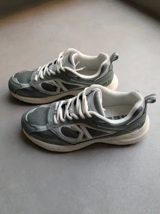 Zapatillas deportivas Kelme grises y verdes