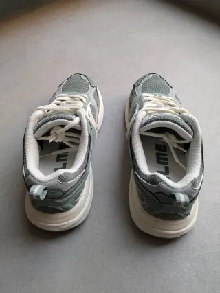 Zapatillas deportivas Kelme grises y verdes