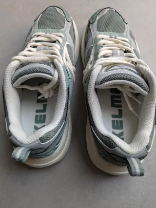 Zapatillas deportivas Kelme grises y verdes