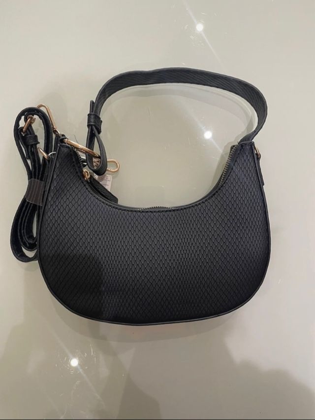 Bolso negro efecto piel
