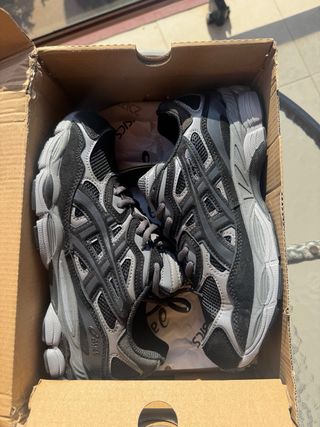 Zapatillas ASICS Negras y Grises