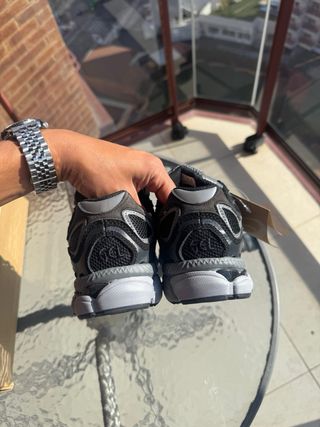 Zapatillas ASICS Negras y Grises