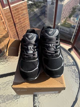 Zapatillas ASICS Negras y Grises