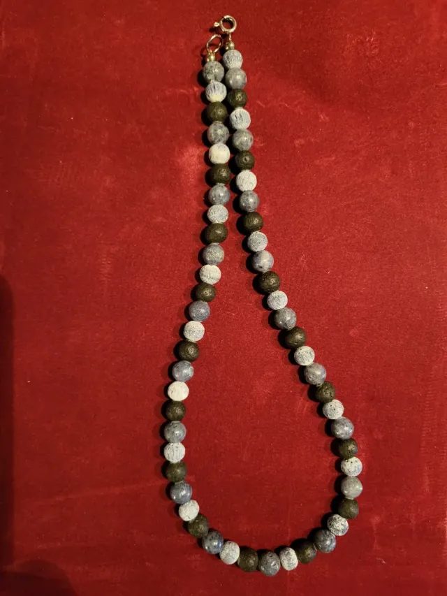 Collare di bijouterie con perle vulcaniche