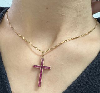 Colgante Cruz Oro 18k con piedras rojas