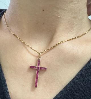 Colgante Cruz Oro 18k con piedras rojas