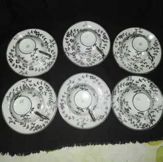 Tazze e piatti di porcellana antichi