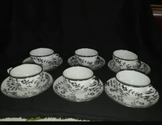 Tazze e piatti di porcellana antichi