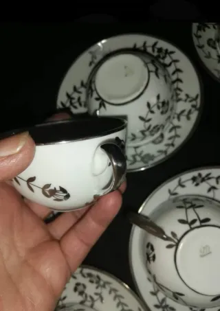 Tazze e piatti di porcellana antichi