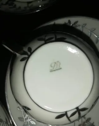 Tazze e piatti di porcellana antichi