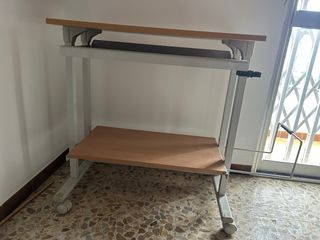 Tavolo per computer in legno e metallo con ruote