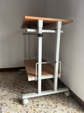 Tavolo per computer in legno e metallo con ruote