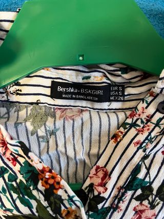 Camisa Bershka flores y rayas