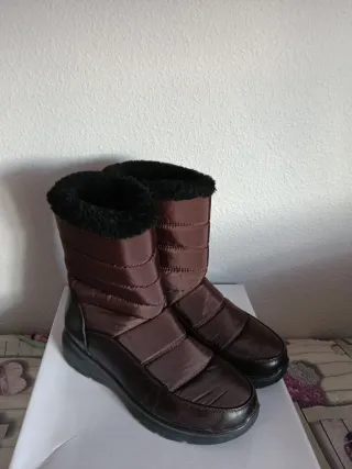 Botas de invierno marrones y negras