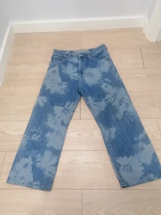 Pantalón vaquero Clockhouse estampado