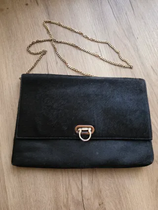 Bolso negro pelo sintético cadena dorada