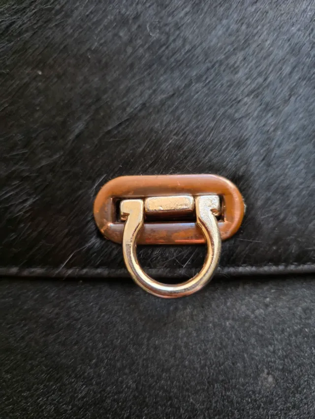 Bolso negro pelo sintético cadena dorada