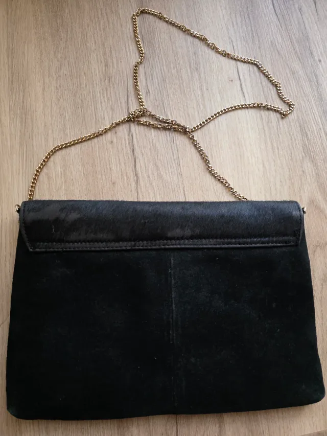 Bolso negro pelo sintético cadena dorada