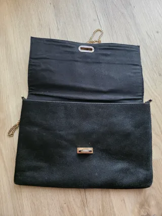 Bolso negro pelo sintético cadena dorada