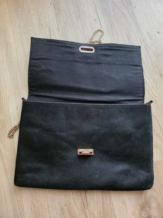 Bolso negro pelo sintético cadena dorada