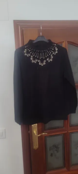 Jersey negro con pedrería