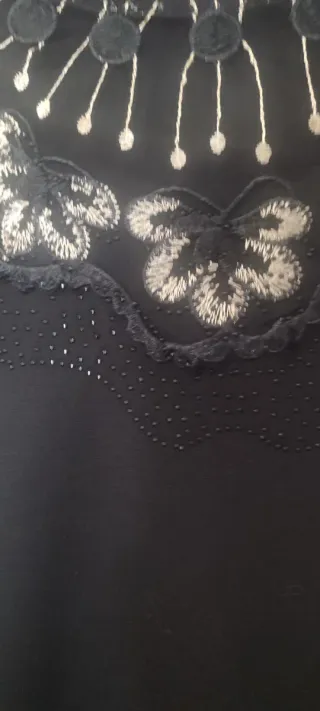 Jersey negro con pedrería