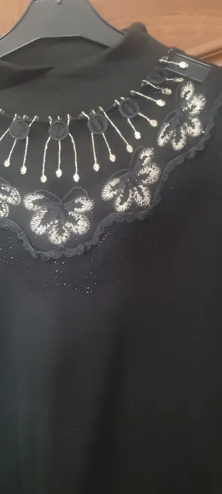 Jersey negro con pedrería