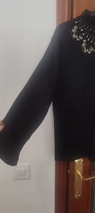 Jersey negro con pedrería