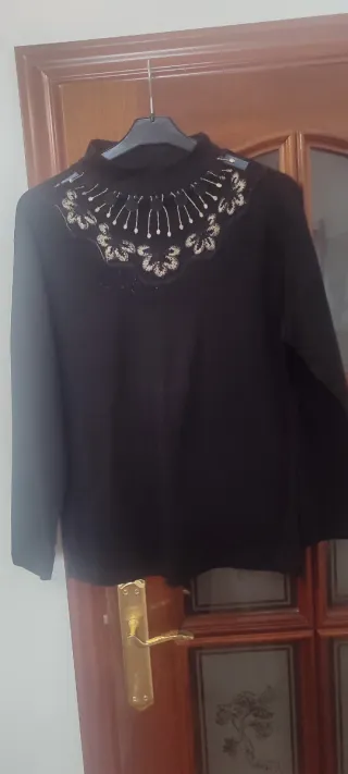 Jersey negro con pedrería