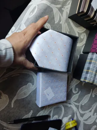 Corbatas nuevas con su estuche,