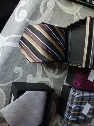 Corbatas nuevas con su estuche,