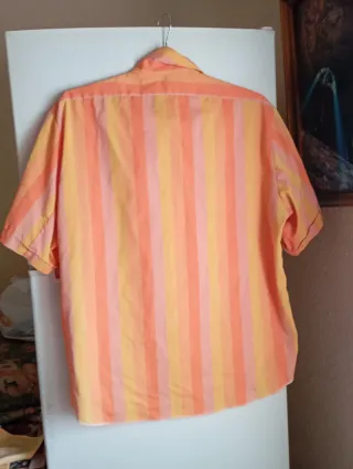 Camisa de rayas naranja y rosa